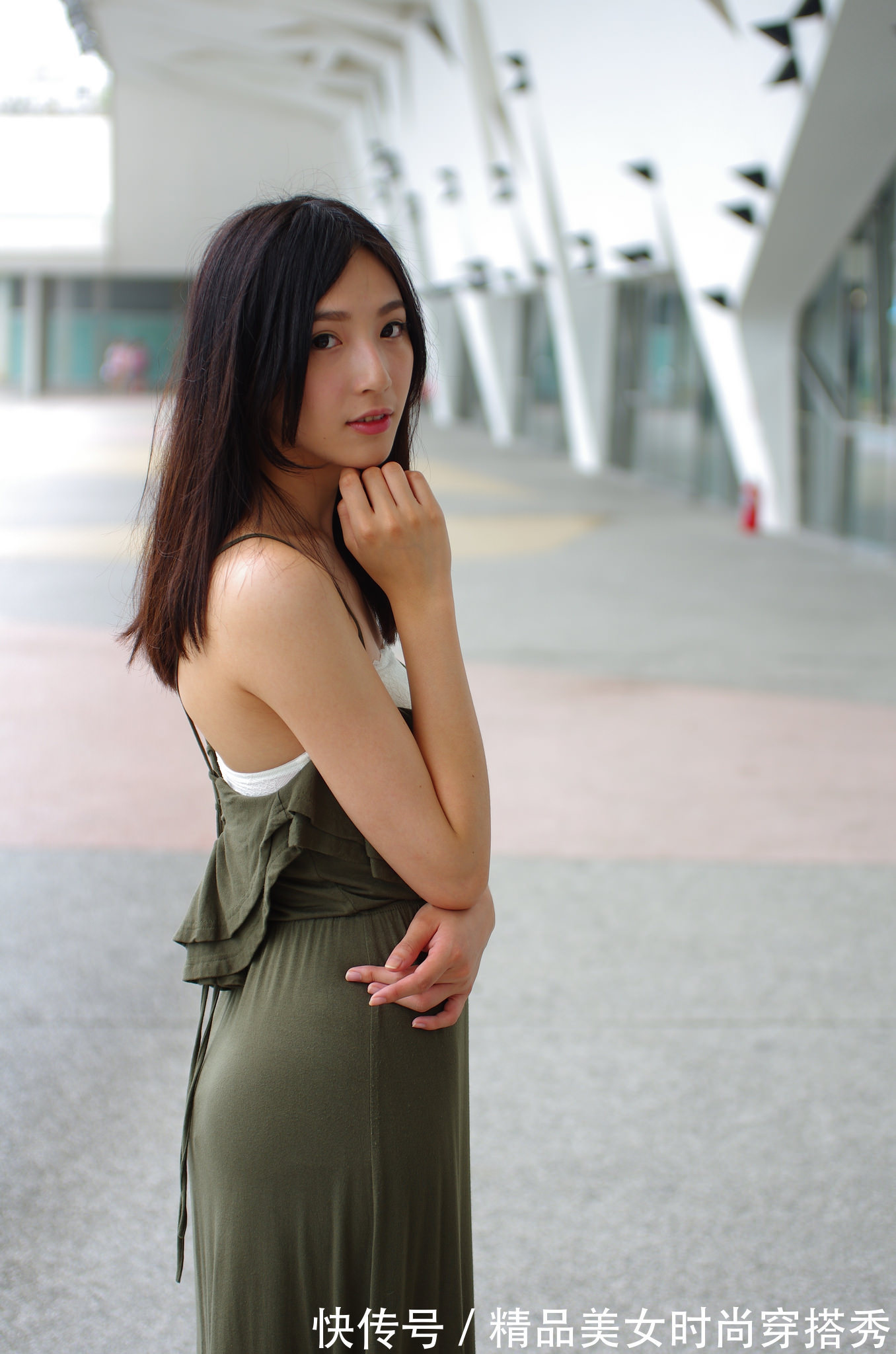 女生们|简单而不失风度的吊带连衣裙,很值得不会穿搭的女生们收藏起来