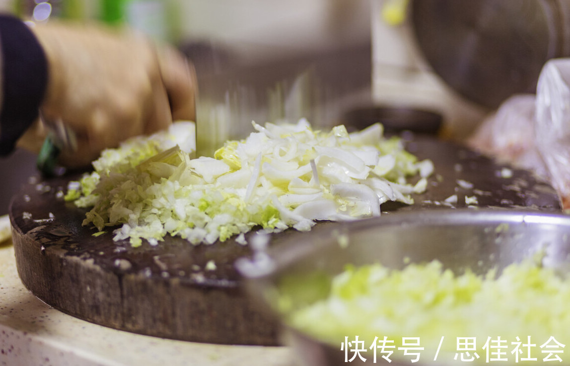 多汁|包白菜馅水饺，这一步是关键，做好了饺子鲜嫩多汁特别香