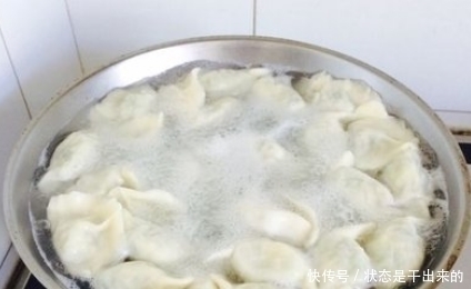 鲜嫩|做酸菜饺子时,掌握调馅技巧和用料,饺子鲜嫩多汁,越吃越好吃!