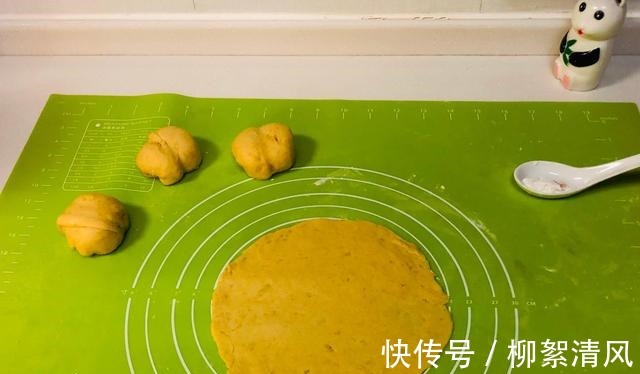 南瓜面包|南瓜这样做香甜绵软,做法简单,适合早晨赶时间的人!