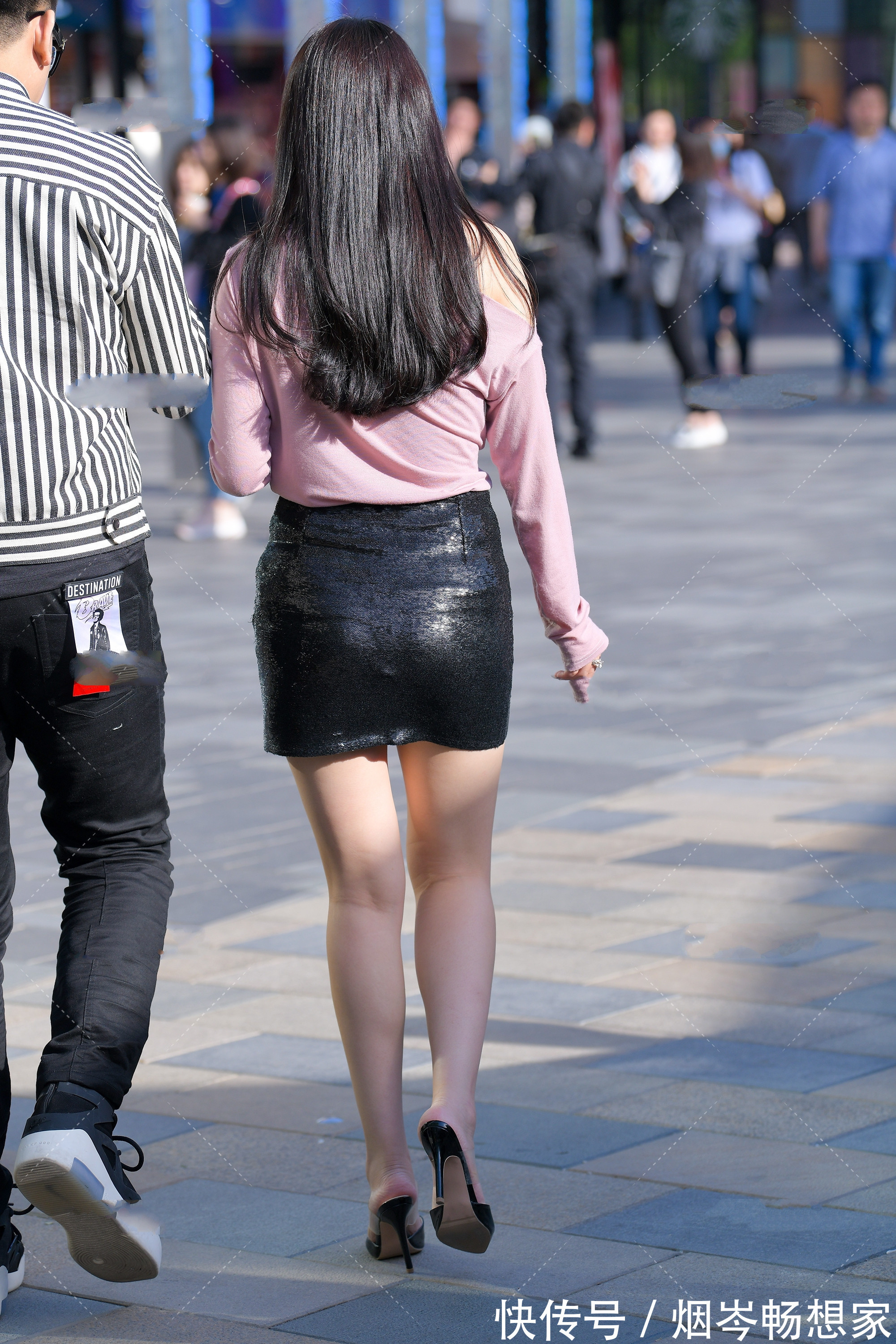 脖子 粉色露肩上衣搭配黑色短裙,独特设计尽显完美身材,这身太可了