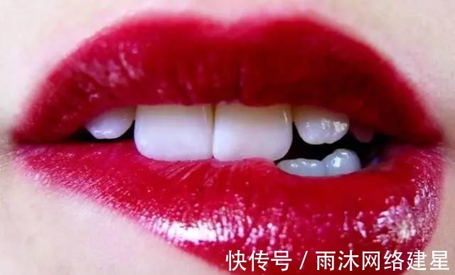 真相|女性舔嘴在心理学上代表什么?心理学家告诉你真相