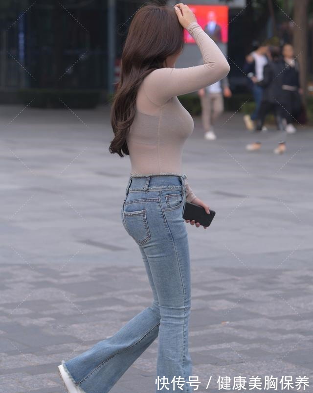小蛮腰 黑色打底裤搭配时尚红色上衣,穿出满满的少女气息,打造穿搭!