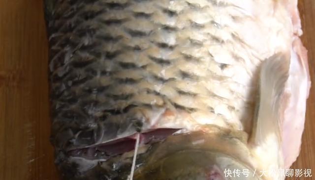 鲤鱼最过瘾的吃法,不加水煮不用蒸,鲜嫩无腥味,5斤鱼一顿解决