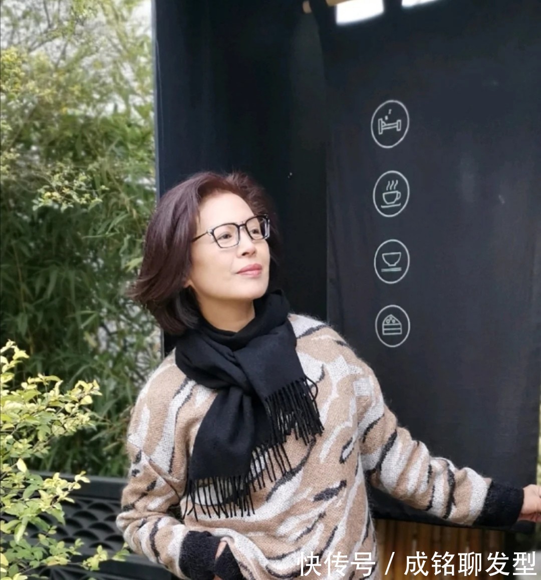 彩色|这才是60岁“妈妈辈”的穿搭,真实自然又接地气,优雅大气有品位