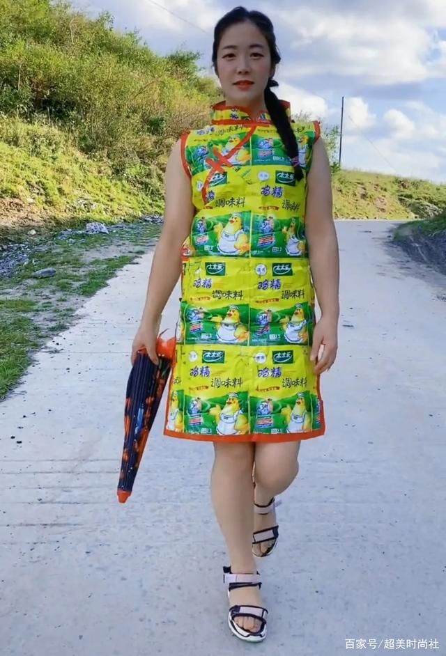 民族服饰@甘肃姑娘创新改造服装引关注，上演农村时装秀，环保创意获赞