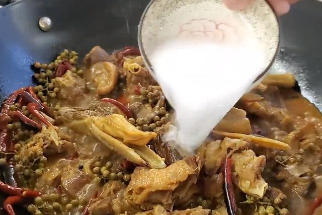 我家|鸭肉我家10次有9次这样做,麻辣爽口,胃口大开,吃完直呼过瘾