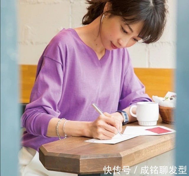 搭配|40岁女人别只穿黑白灰,试试流行的“紫色系”搭配,显白又显年轻