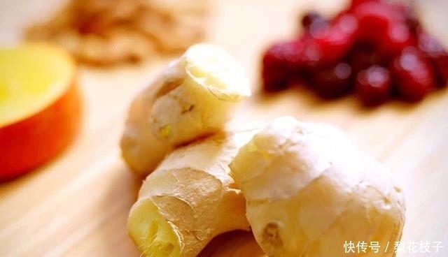 “祛斑高手”生姜加它敷脸,7天美白淡斑,比去美容院还要好