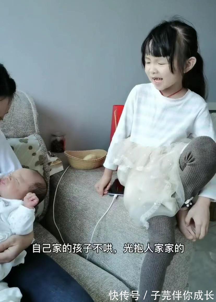 悦悦|田静抱小外甥,悦悦一句话很经典:自己孩子不哄,光抱别人的孩子