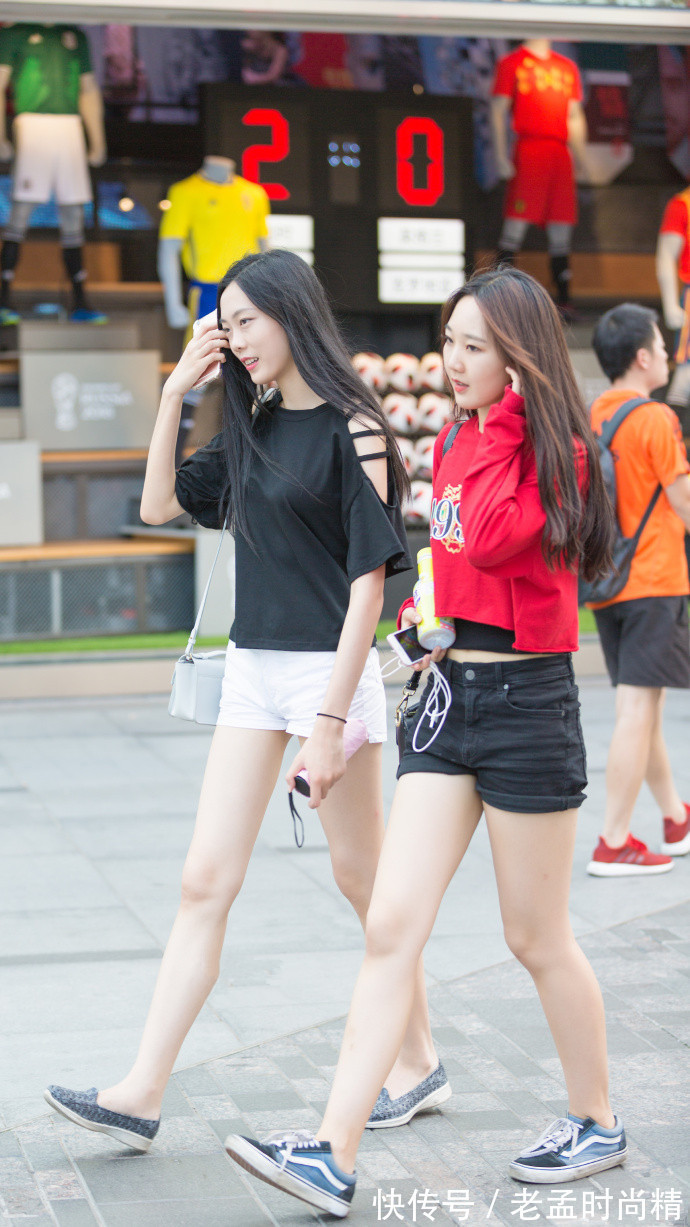 路人 街拍路人,时尚任性的小女人穿搭参考,让你显得年轻又有活力