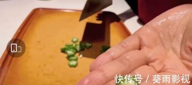 谢娜录制秋葵蒸蛋教程,将秋葵切成星星形状,自叹小宝宝每次都能吃光光