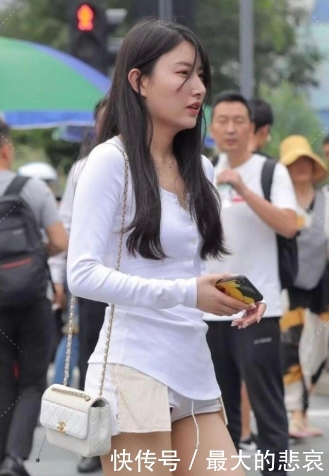 简洁|白T恤配牛仔短裤,简洁干练,潇洒自信