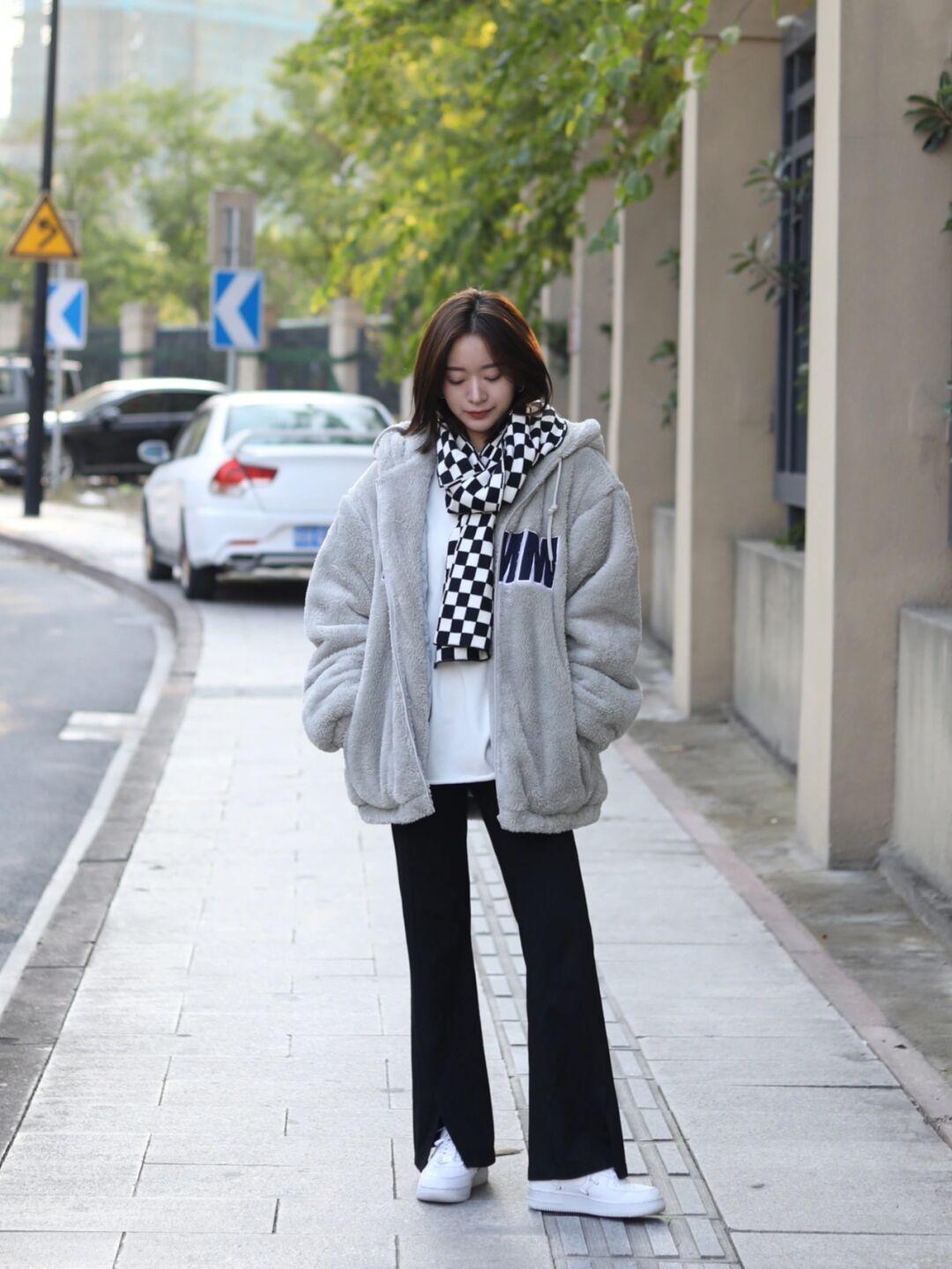 驼色|今年冬季火了种单品,叫“羊羔毛外套”,舒适潮流可以照着穿