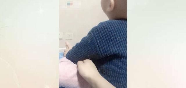 暖男|宝宝正在看电视,妈妈的手伸过来,网友:长大了是个暖男!