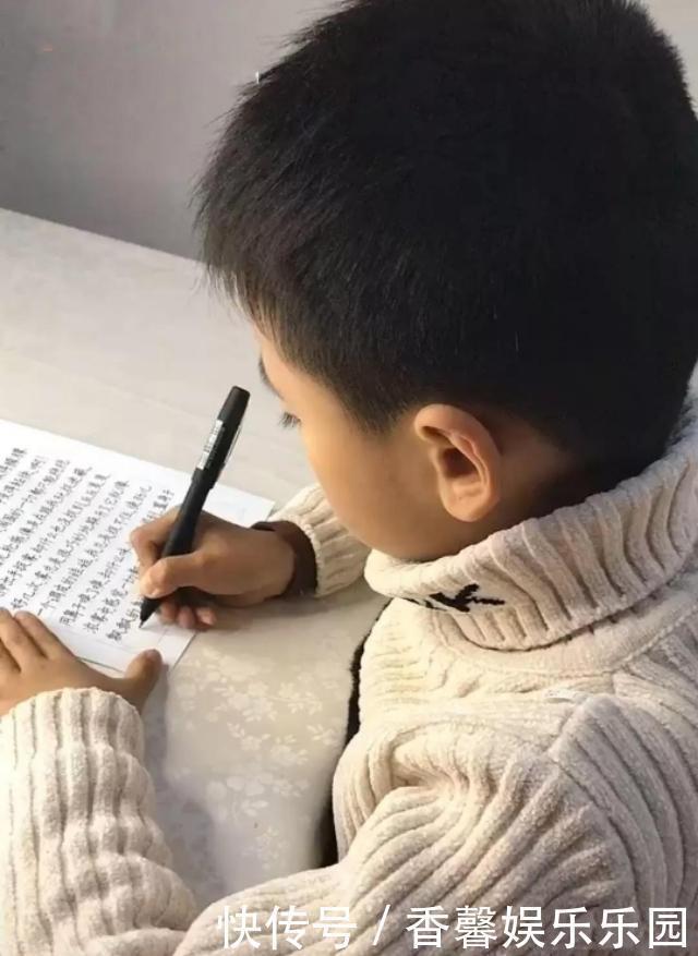 字迹!8岁男孩写“神仙字迹”,爆红网络圈粉百万,网友:未来书法家