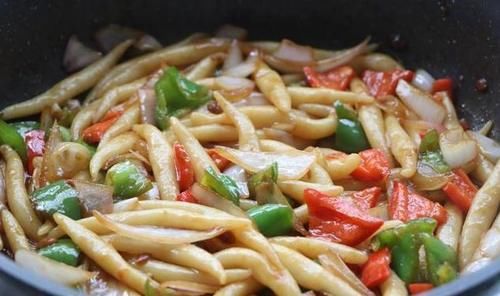 比肉还好吃的土豆面，挤成小鱼炒着吃，既是主食也是菜