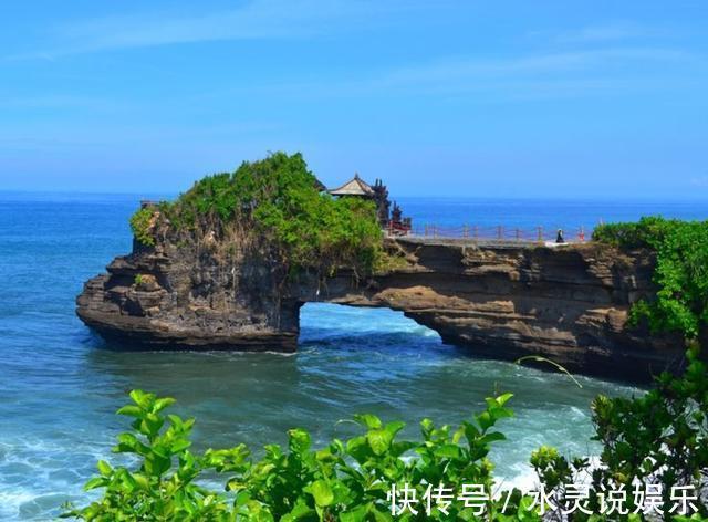 岛屿|巴厘岛“最神奇”寺庙，地处海中岩石上，涨潮成岛屿退潮变陆地