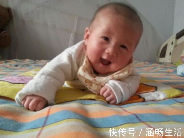 脊柱|家长的3种行为,影响宝宝脊柱发育,长大可能“矮”人一截