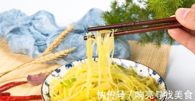 土豆丝怎么炒好吃又简单家常土豆丝的做法，土豆丝清脆又爽口！