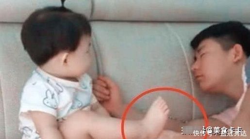 宝爸|年轻爸爸闻了下宝宝小脚,假装被熏晕,宝宝接下来的举动太可爱了