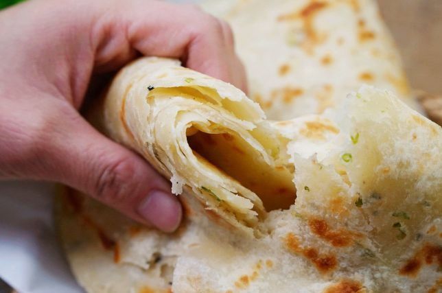 做烙饼总是发硬？教你“3个方法”，烙饼柔软不硬，凉了也好吃