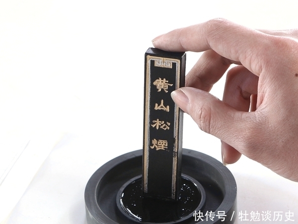 细腻|墨,黑土也,细腻光滑,带有点点墨香,入纸而无声,自有美名传