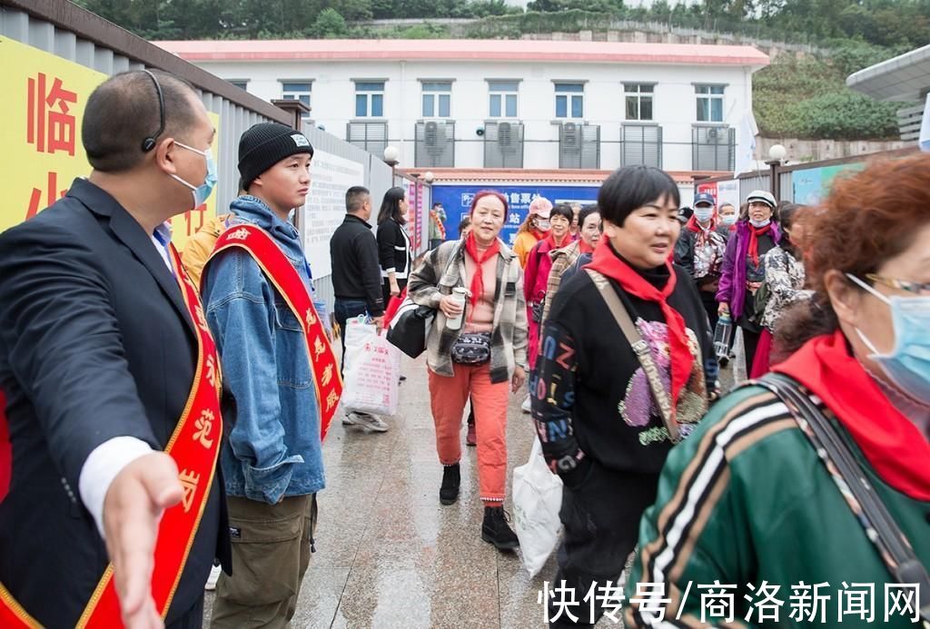 秋行|武隆首趟“开往秋天的列车”开行 上千人踏上赏秋旅程