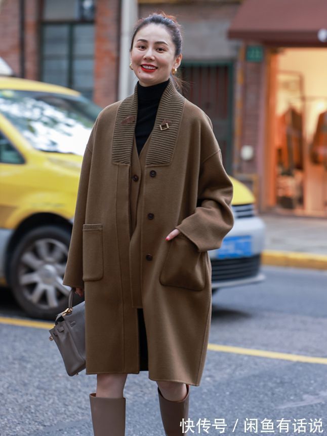 大方 秋冬大衣怎么穿更显贵?学45岁博主用“同色系”,秒变人间富贵花