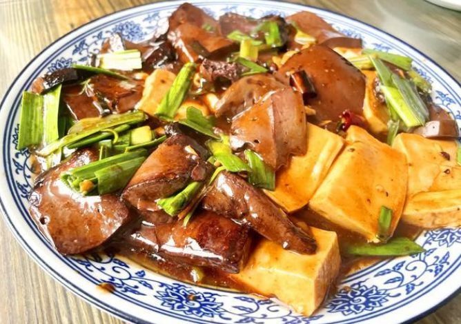 猪血切了就炒,难怪不好吃!炒前多加一步,猪血不硬不易碎没腥味