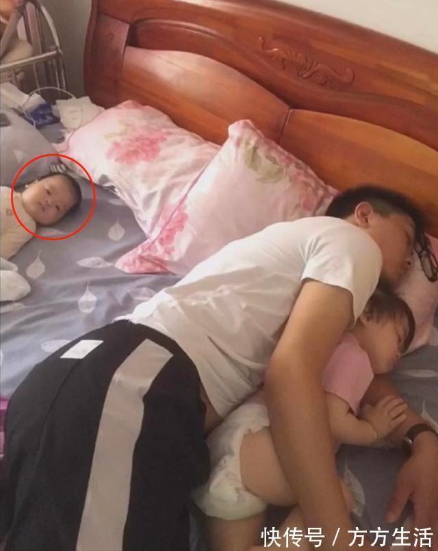 女儿|爸爸抱着女儿睡觉,旁边的儿子一脸无辜,儿子:我应该是失宠了