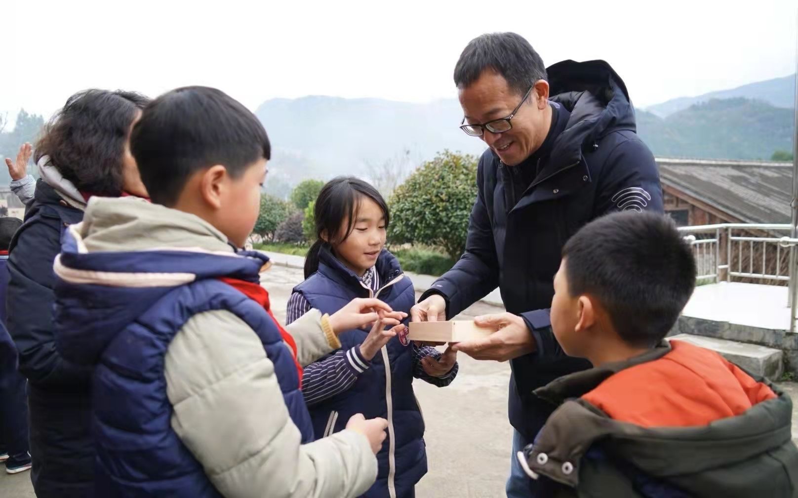 罗永浩|英语老师的尽头是直播带货？俞敏洪：薇娅能做到，我们是不是也可以