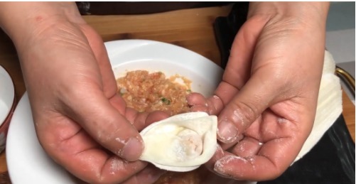 馄饨店老板:调馄饨馅时,要学会这2个技巧,保证馄饨滑嫩爽口