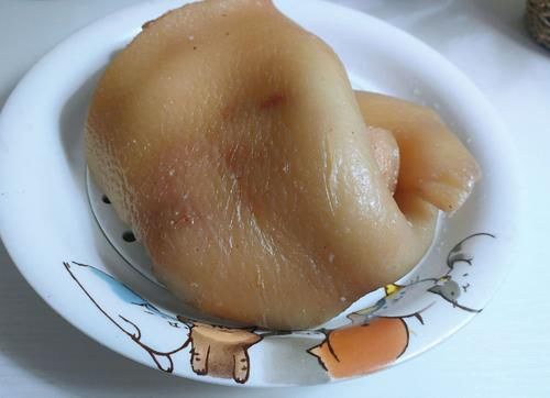 这东西含有胶原蛋白，8块钱一斤，女生可多吃，肤白气色好！