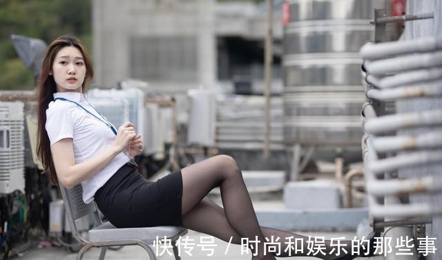 搭配 白色衬衫干练又经典,搭配包臀黑色短裙,修身又有型!