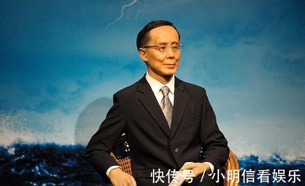 私塾先生&老父亲一上联:“袖中笼花,小子暗藏春色”,下联堪称千古绝对