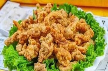  每天精选不同菜肴给大家，摆放好辣子鸡丁，生活需要的是一日三餐吃好