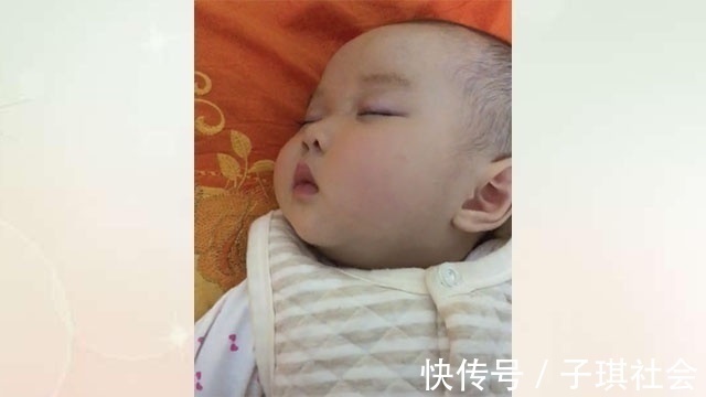 袜子|宝妈让宝爸给宝宝穿两双袜子,看到宝宝的脚,宝妈:无法理解