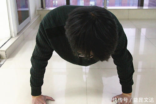 手肘|男人50岁后,天天做俯卧撑,会有什么变化?一次做多少个比较好?