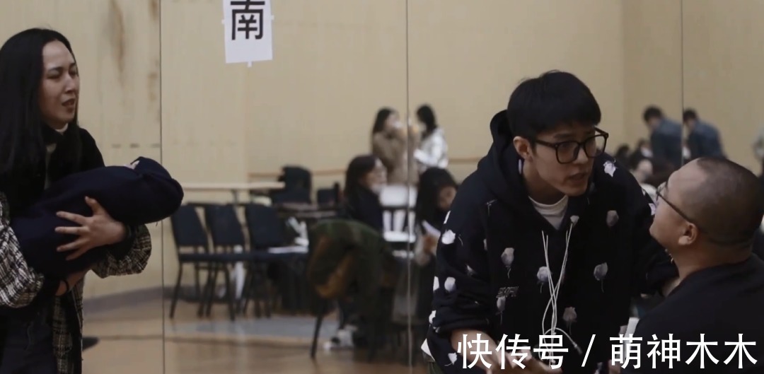 肖战|《如梦之梦》排练花絮曝光,肖战热心为同事拍背,认真学抱娃姿势