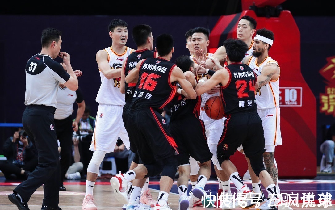 江苏队|CBA爆发大规模冲突:8人参与混战,2人违体+1人被驱逐,彻底失控