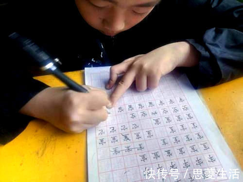 字帖|3年级男孩的作业本走红,字迹堪比“印刷体”,妈妈却开心不起来