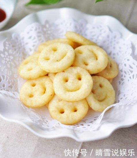 2个土豆,一碗面粉,做出孩子爱吃的土豆饼,隔三差五吃不会腻