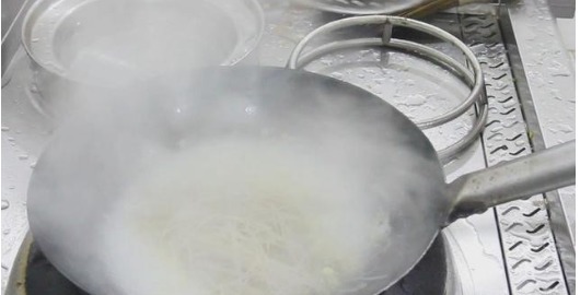 不糊|黄豆芽炒粉条的做法,厨师长一个小技巧,粉条不坨块不糊底还入味