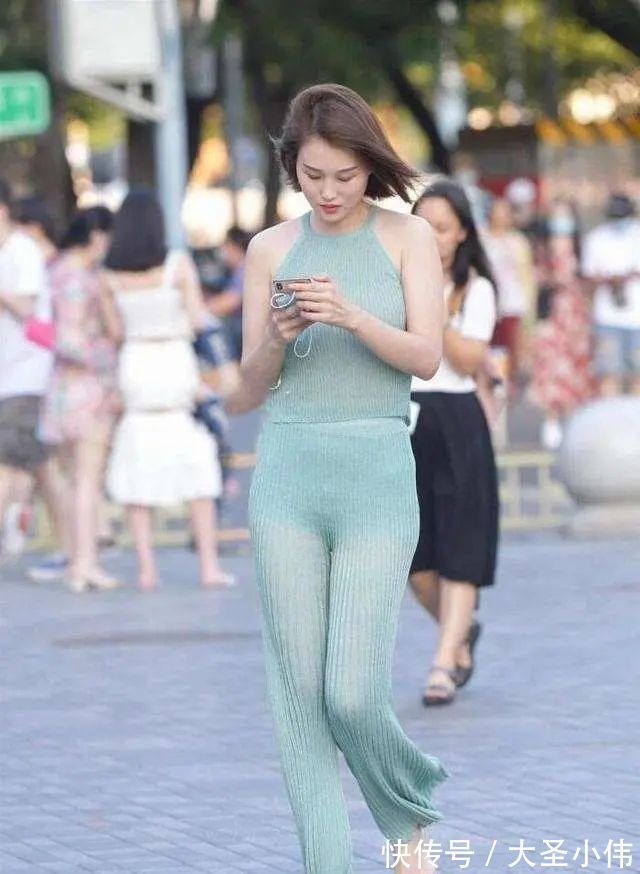 迷笛裙|美女街拍:瑜伽裤塑造经典身型,完美勾勒出女士那曼妙的身姿,挺拓有型