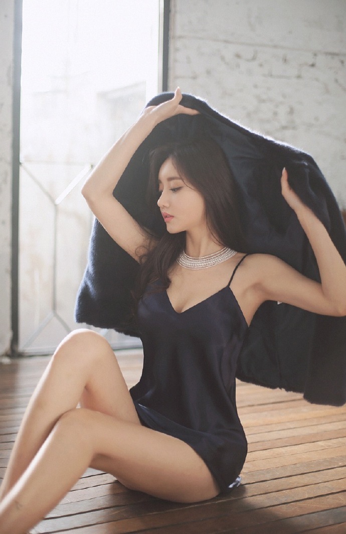 穿搭|小姐姐长相甜美,穿搭简单大方,纯净无暇