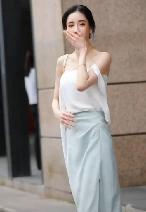 凉爽感|小姐姐穿搭“不正经”却成为了潮流，显得更加柔美和知性