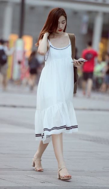 街拍:单辫子的小美女,牛仔裤搭配黑色吊带背心,简洁大方