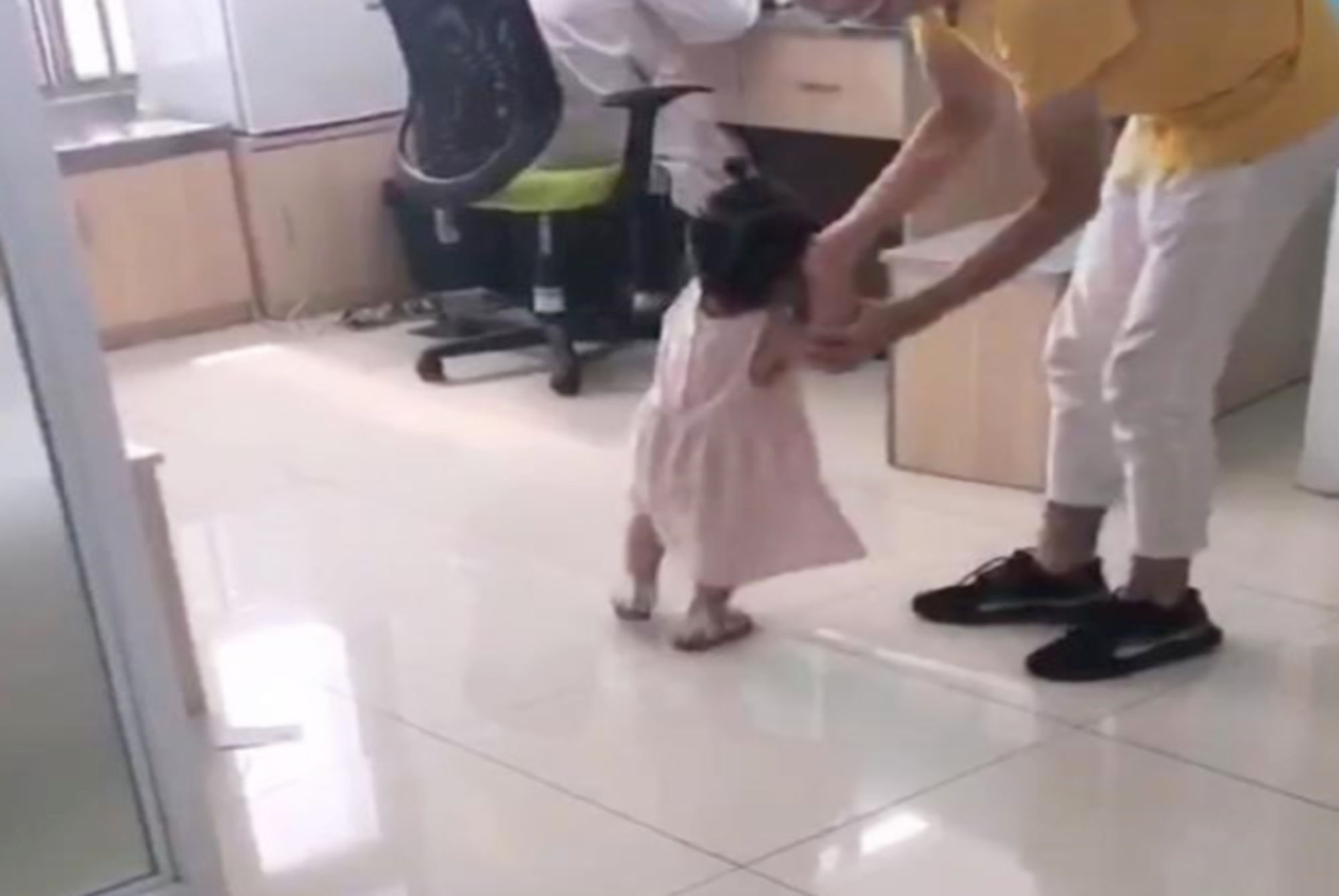 疼痛|3岁萝莉打疫苗被扎哭,缓过劲来越想越气,找医生报仇萌翻众人