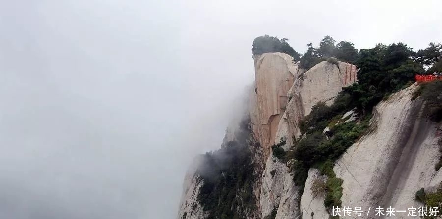 华山像一条盘踞的苍龙，雄伟巍峨，让我们共同来走进这如此美的风景！